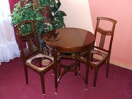Komplet krzesła i stolik po renowacji w firmie RenoMeble